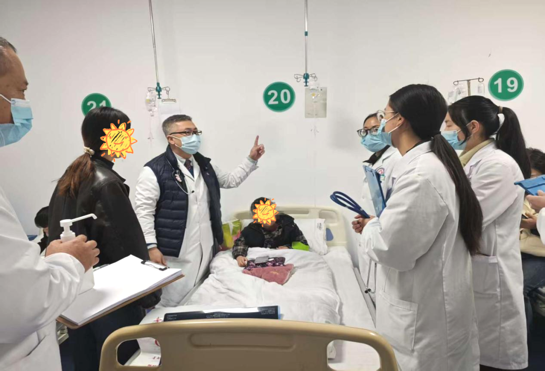 医生和专家团队深入城镇，直接将医疗服务送到人们的“家门口”。