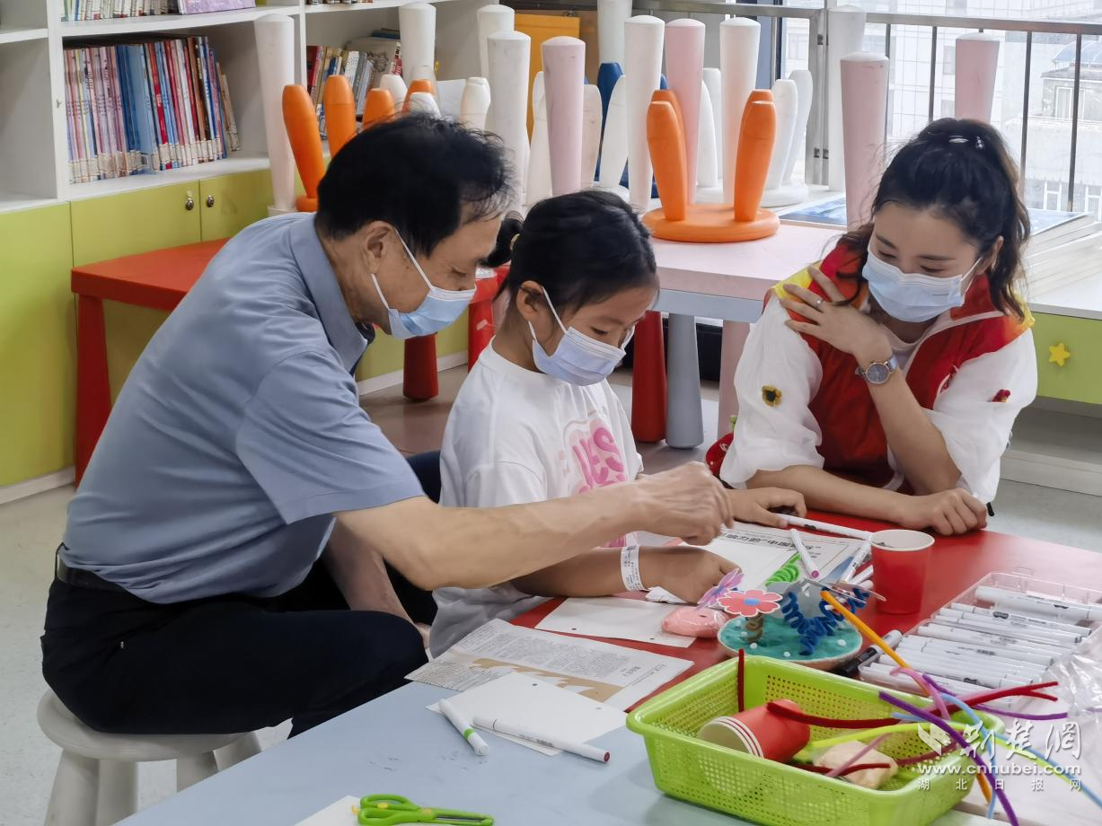 志愿者齐心协力，共创江汉