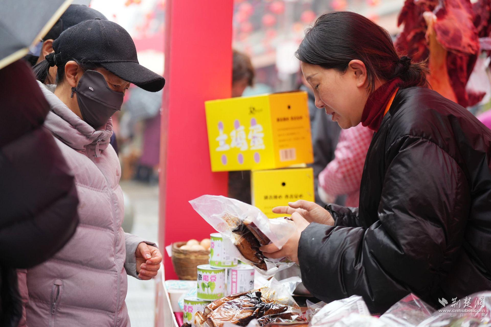 市民正在选购商品 (8).JPG.JPG