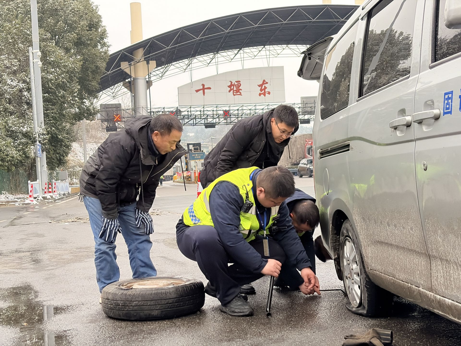 帮助司机换胎.jpg.jpg