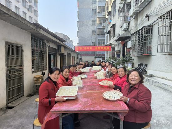 党员中心户带领居民自发开展“暖‘新’迎冬至 温馨睦邻情”冬至合家饭主题活动.jpg.jpg