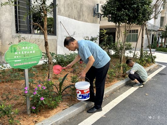 小区居民主动认领小区绿化区域并进行日常维护.jpg.jpg