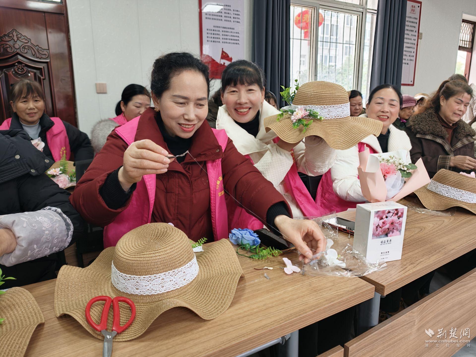 双塔社区手工制作创意草帽.jpg.jpg