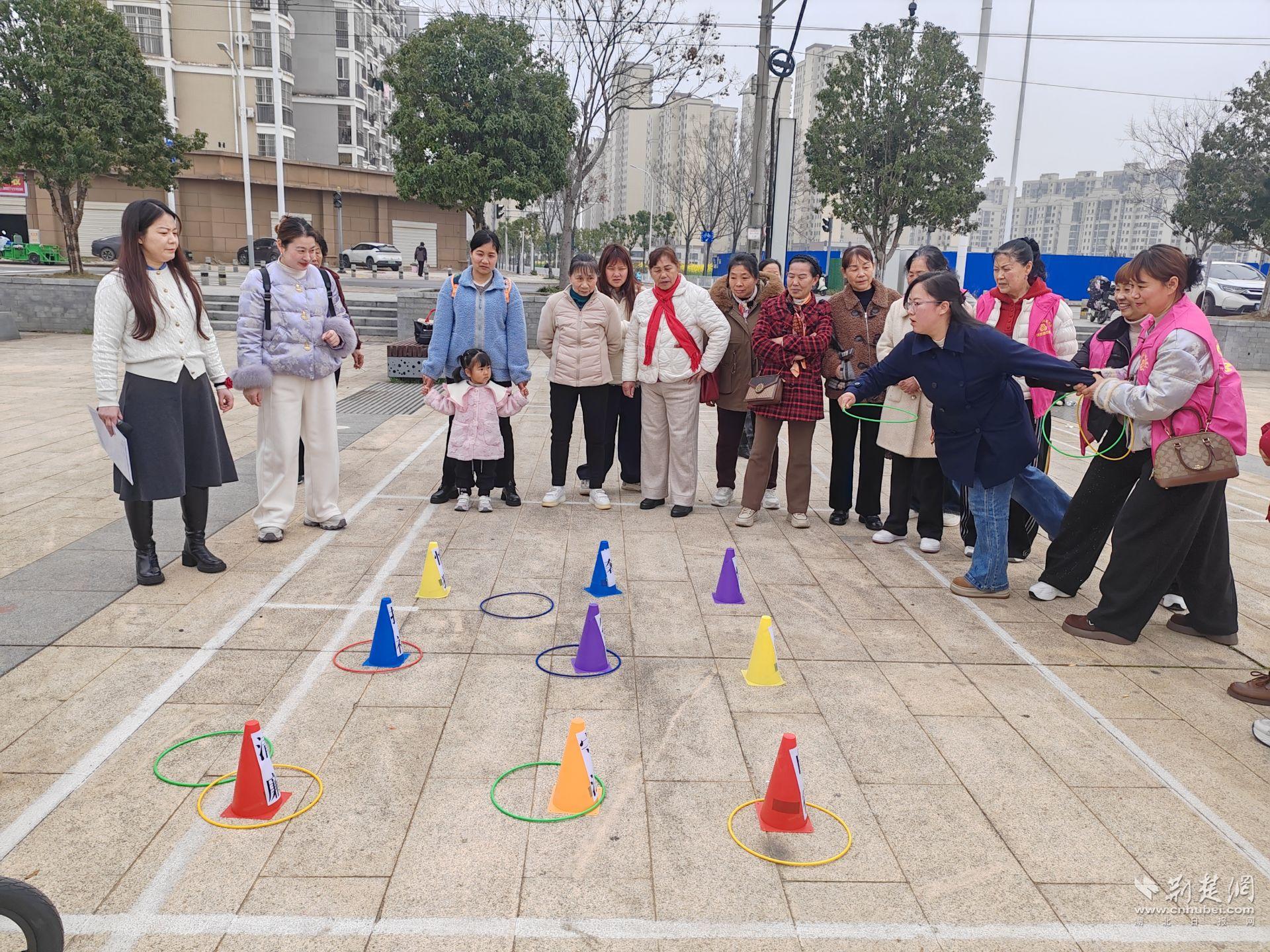 绿荫路社区廉洁套圈趣味游戏.jpg.jpg