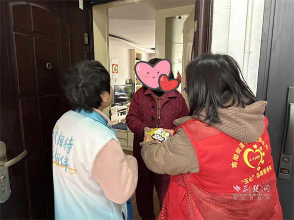 志愿小队上门为辖区独居、高龄老人送去汤圆.jpg