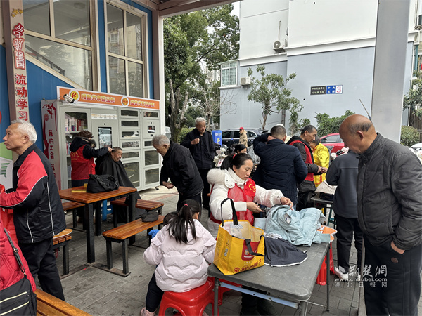 志愿者为居民提供磨刀、修鞋、配钥匙、缝纫、理发、修伞等贴心服务.jpg