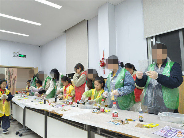 现场制作扎染书签.jpg