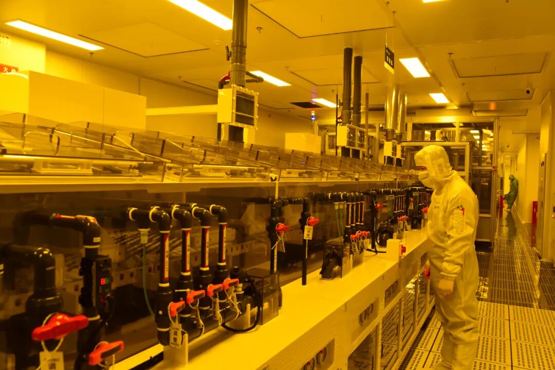 湖北通格微电路有限公司，技术人员在黄光车间监控蚀刻机运行情况。.jpg