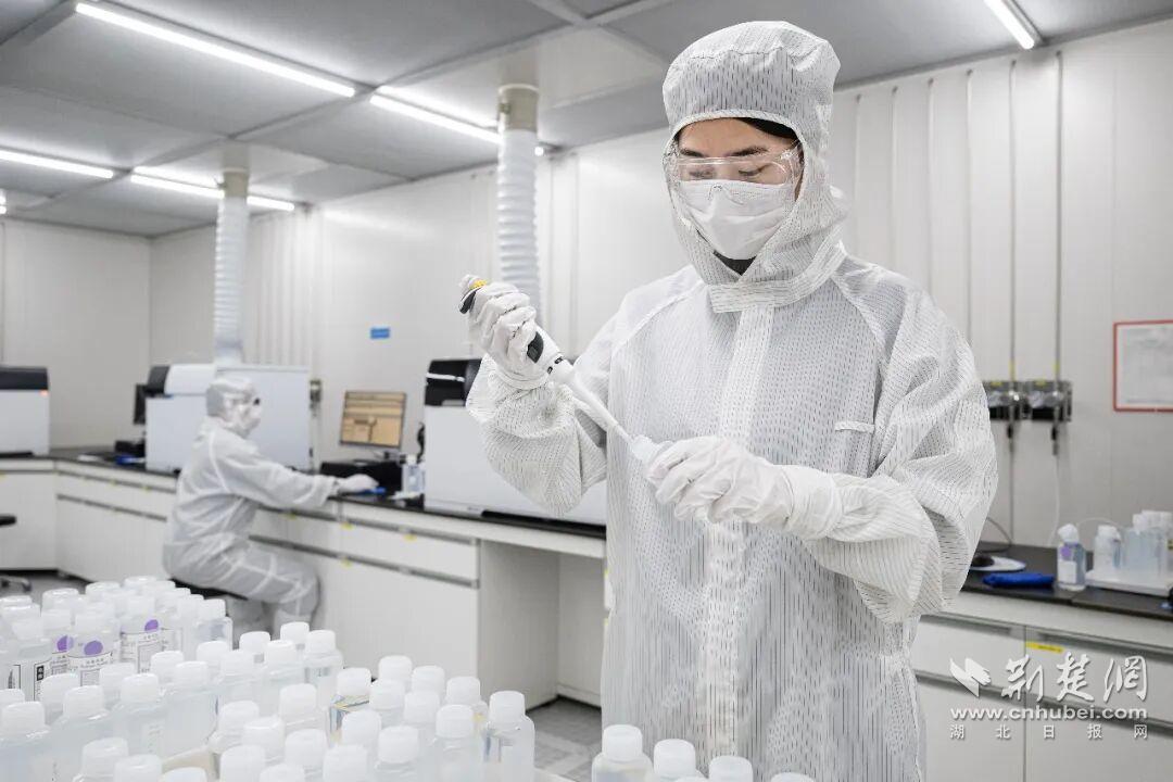 晶瑞（湖北）微电子材料有限公司研发中心百级洁净实验室内.jpg