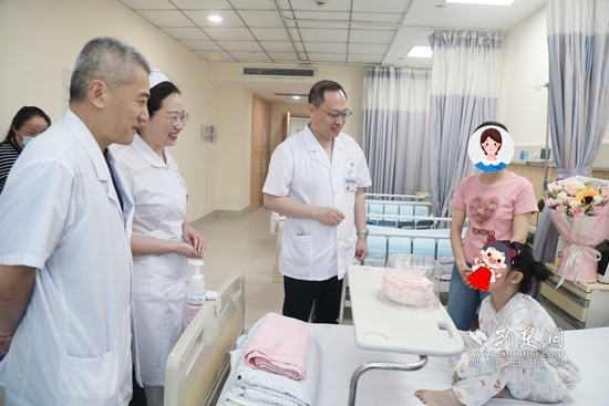 术后,连一医副院长孙勇来到床前慰问.jpg