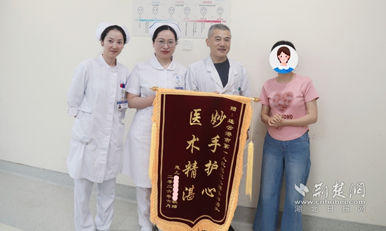 术后,患者家属向连一医心外科团队赠送锦旗.jpg