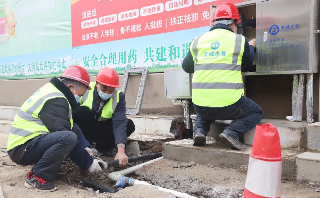 施工人员正在进行管网改造.jpg