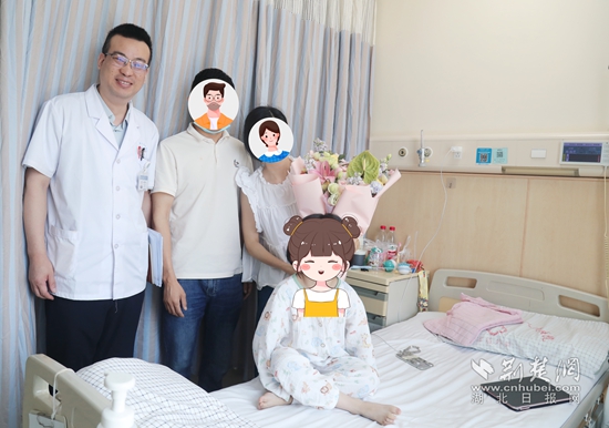 术前,连一医医务部张红刚主任看望小欣.jpg
