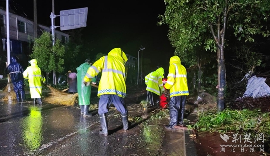 暴雨之中，清扫路面.jpg