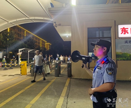 嘉鱼公安1.jpg