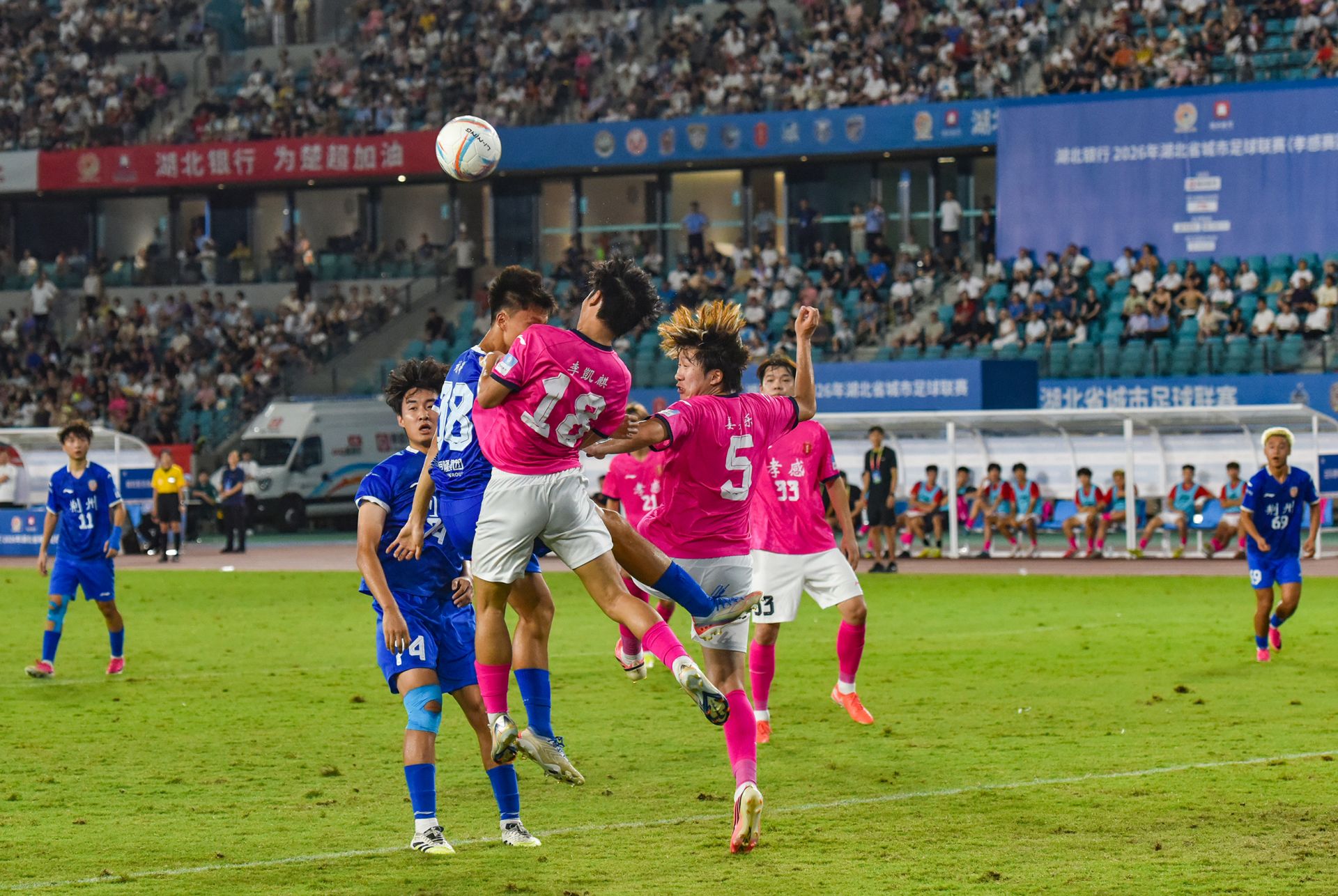 04- 荆州队38号刘洋在对方门前争顶。DSC_9573.JPG.JPG