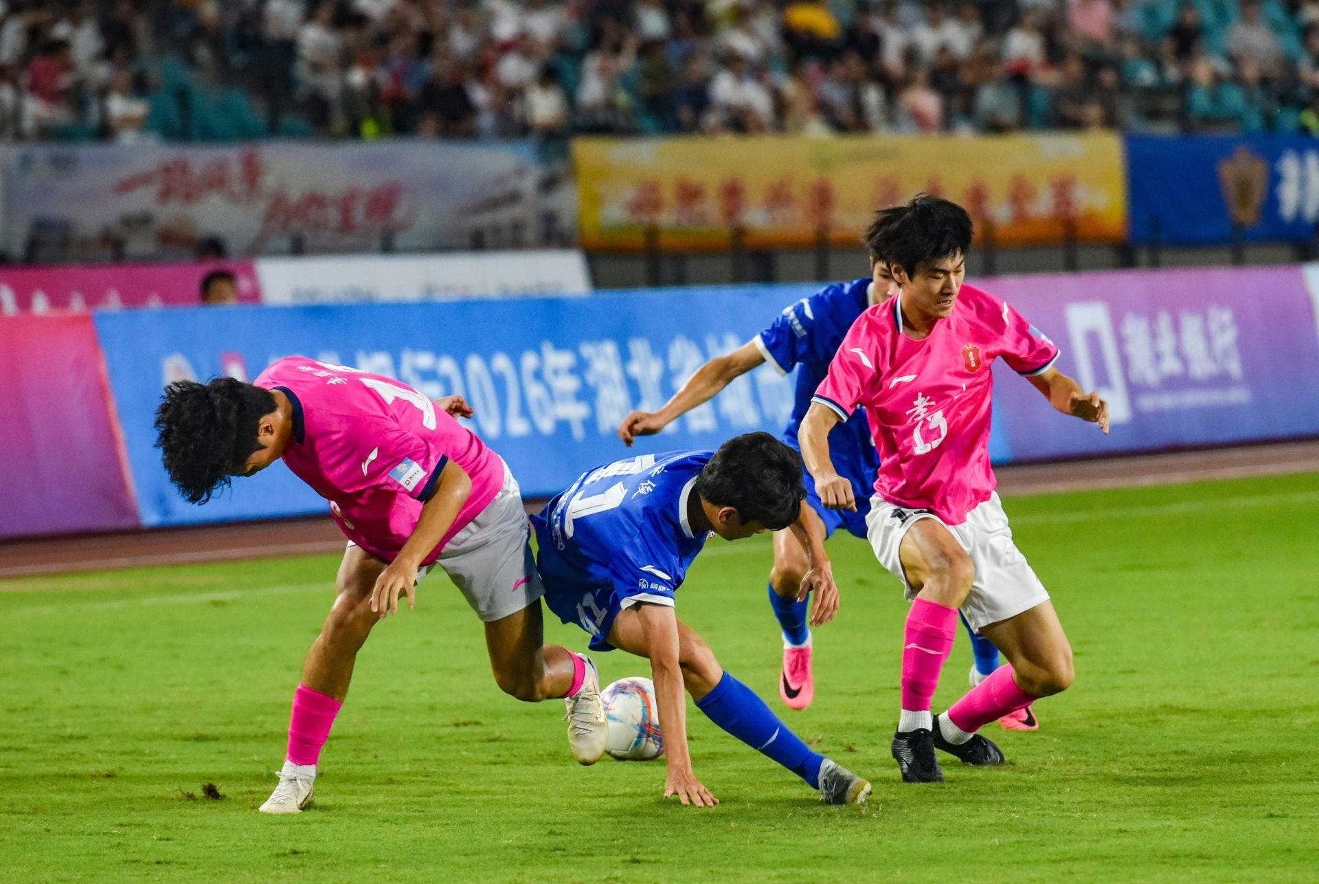 01- 荆州队11号尹科涵突破对方夹击防守。DSC_9496.JPG.JPG