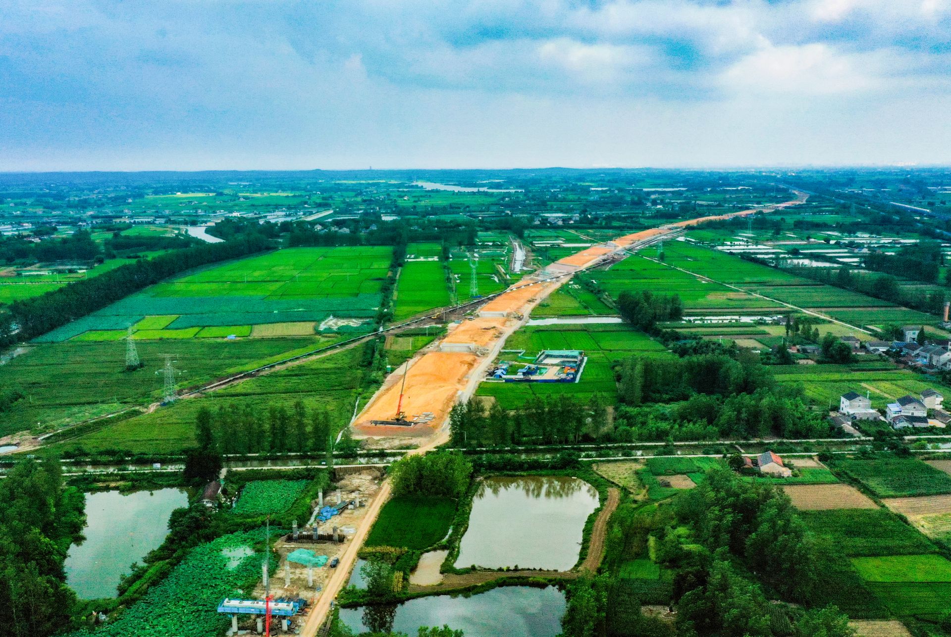 图2：汉宜改扩建HYTJ-8标段建设现场全线桩基、系梁（承台）、墩柱、盖梁等下部结构施工成片推进。 DJI_0294.JPG.J