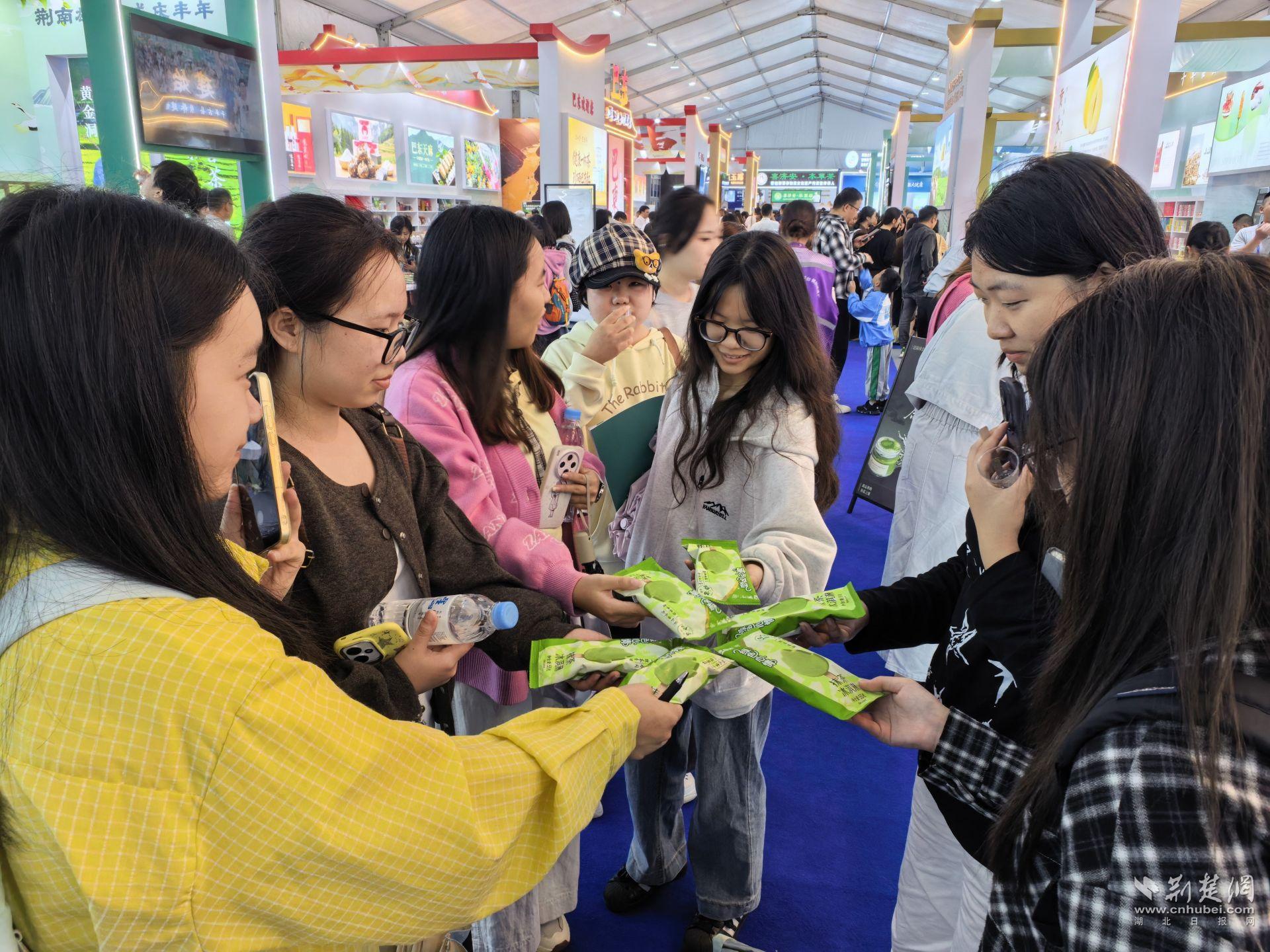 3硒博会现场，市民购买心仪的好物（曾伟摄）-opq5104165985.jpg.jpg