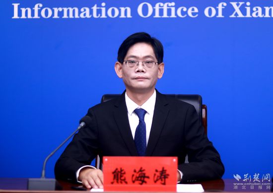 嘉鱼县科学技术和经济信息化局党组书记、局长熊海涛_副本.jpg