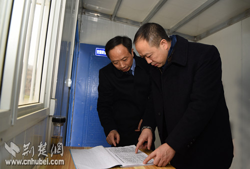 十堰市公安局长陈诚检查交通安全劝导站登记台账 赵伟摄.JPG
