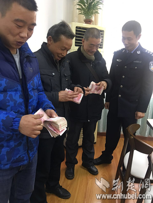 在警方的帮助下，被拖欠的工资终于拿到了。.jpg