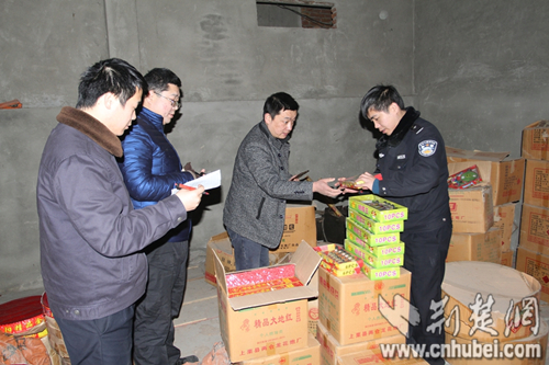 清理仓库存放烟花爆竹2.jpg