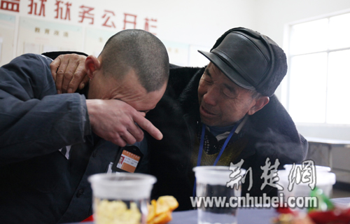付亮向父亲倾诉走失后的经历1.jpg