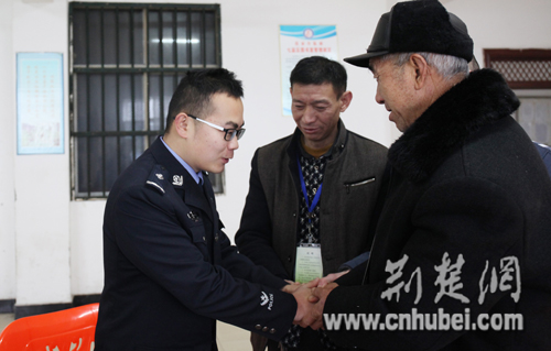 付亮全家紧紧握住桂豪的手表示感谢2.jpg
