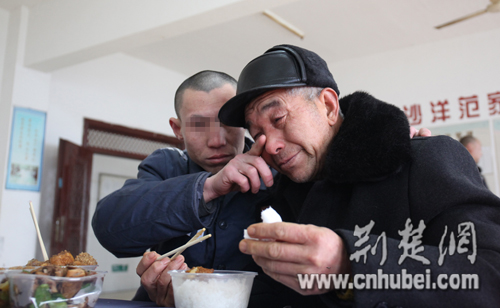 民警为付亮及家人安排了亲情会餐2.jpg