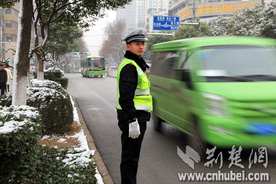 雨雪中护平安.JPG