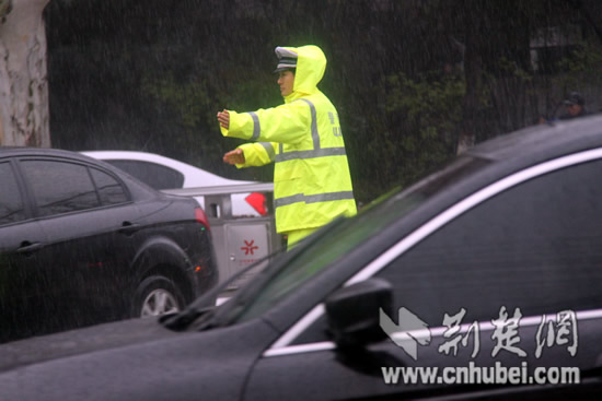 周淑清雨中指挥.JPG