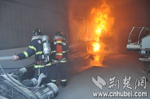 消防官兵正在灭火中.jpg