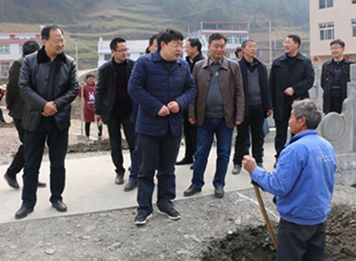 褒奖主动植树美化家园的村民.JPG