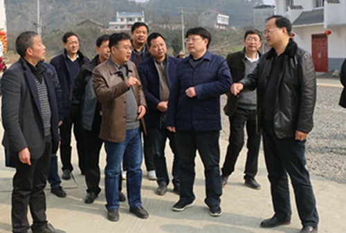 龚举海正在听取竹坪乡党委书记胡燕坤汇报扶贫攻坚工作推进情.JPG
