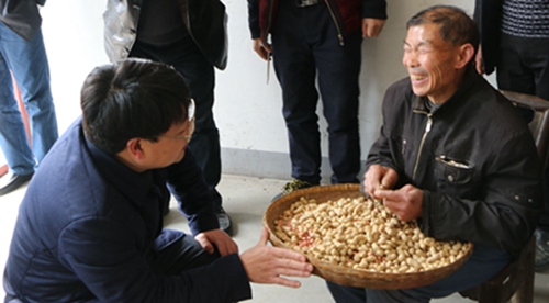仔细询问老人生活情况.JPG