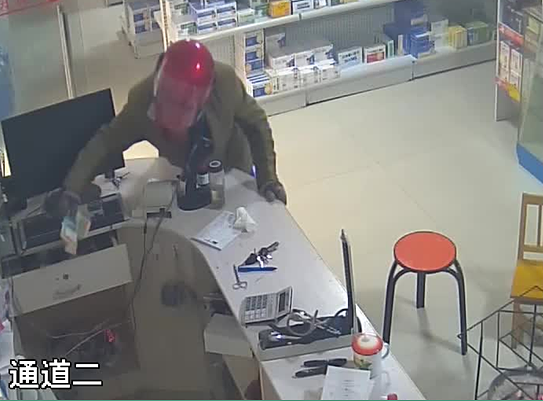 药店收银台盗窃现金.bmp