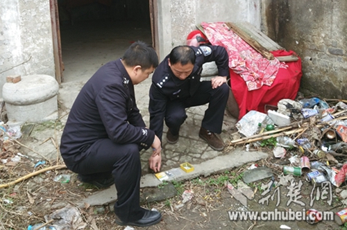 民警现场搜获毒品.jpg 民警现场搜获毒品.jpg