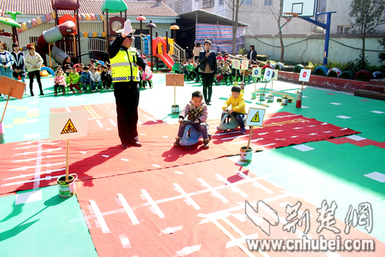 图为幼儿看交警手势通行.jpg