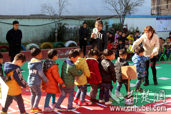 图为幼儿在老师的带领下“过马路”.jpg