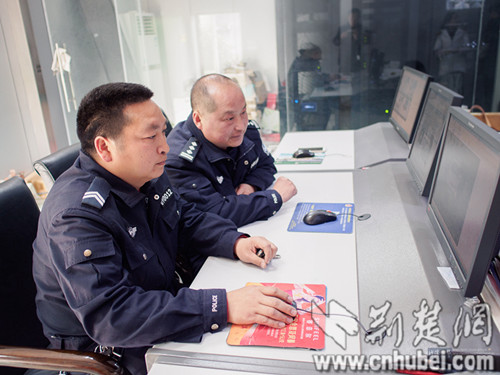李杰（右）在工作中——彭辉摄.jpg