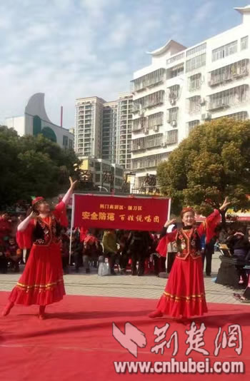 说唱团广场表演1.jpg