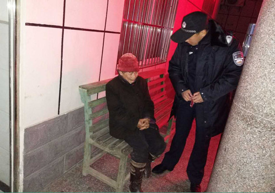 风雪夜老独坐卫生院门前1_副本.jpg