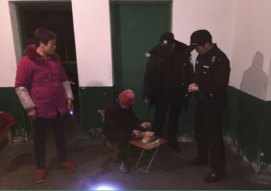 民警风雪夜安置老人食宿2_副本.jpg