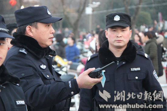 韩烈海带病坚持在元宵节安保执勤现场.JPG