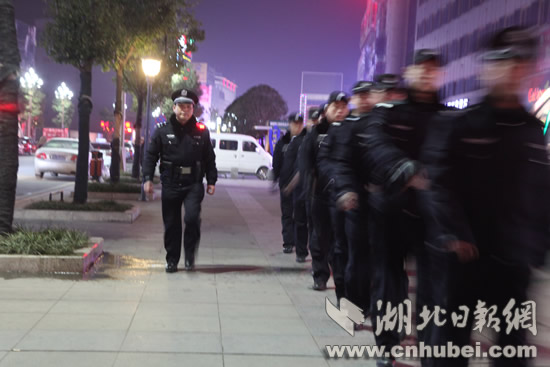 图为春节期间韩烈海带领开展夜间巡逻.JPG