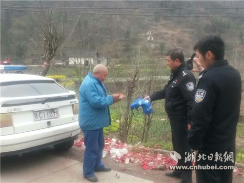 图5为当天民警就将寻回的钱物还给了范大爷_副本.jpg
