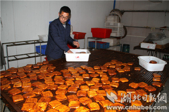 华文波在摆放卤豆腐干。郭元江摄.jpg