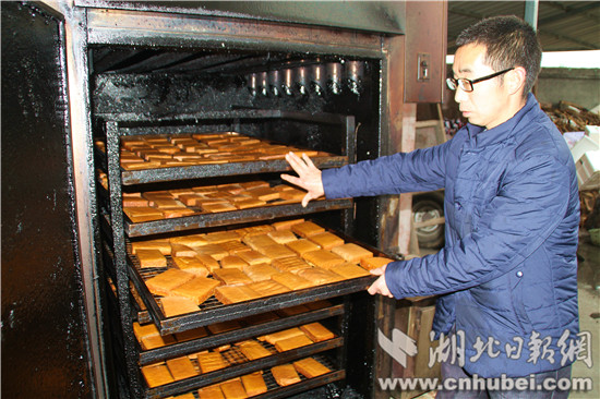 将要出炉的烟熏豆腐干。郭元江摄.jpg