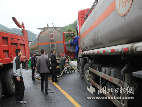 4图为十堰市郧阳区政府紧急协调来一辆空柴油罐车，进行转运事故车内的柴油。 张君 摄.jpg